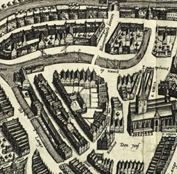 <p>Uitsnede uit de vogelvluchtplattegrond van Amersfoort door Johan Blaeu uit het midden van de 17e eeuw. Havik 39 is met een wit kader gemarkeerd. Blaeu tekent ter plaatse een huis met twee verdiepingen wat illustreert dat deze kaart wat betreft de weergave van individuele bebouwing niet erg betrouwbaar is. </p>
